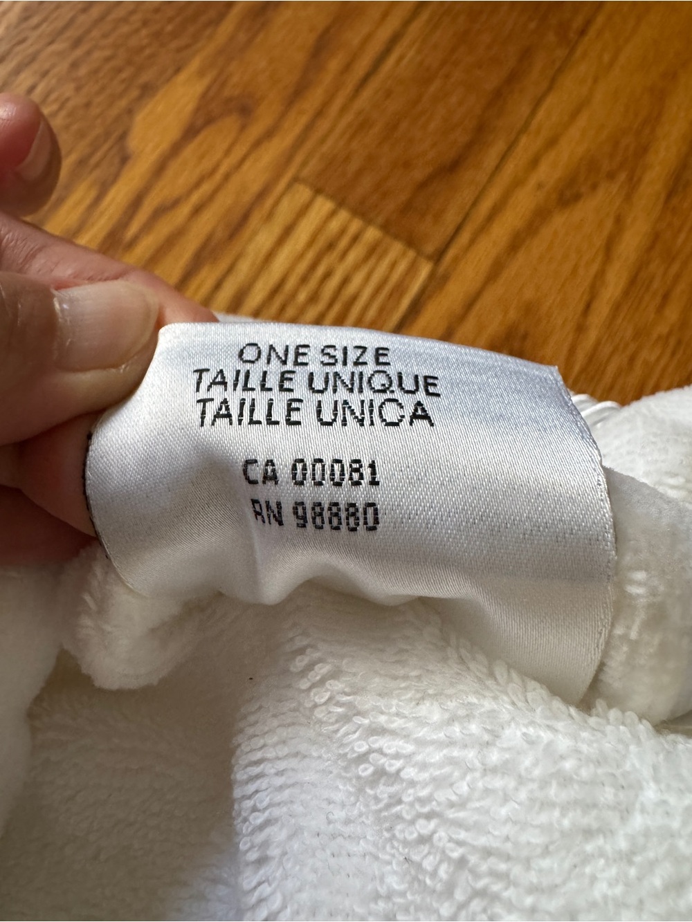 Luxury White Plush Bathrobe - Fairmont Hotel - Picture 5 of 8